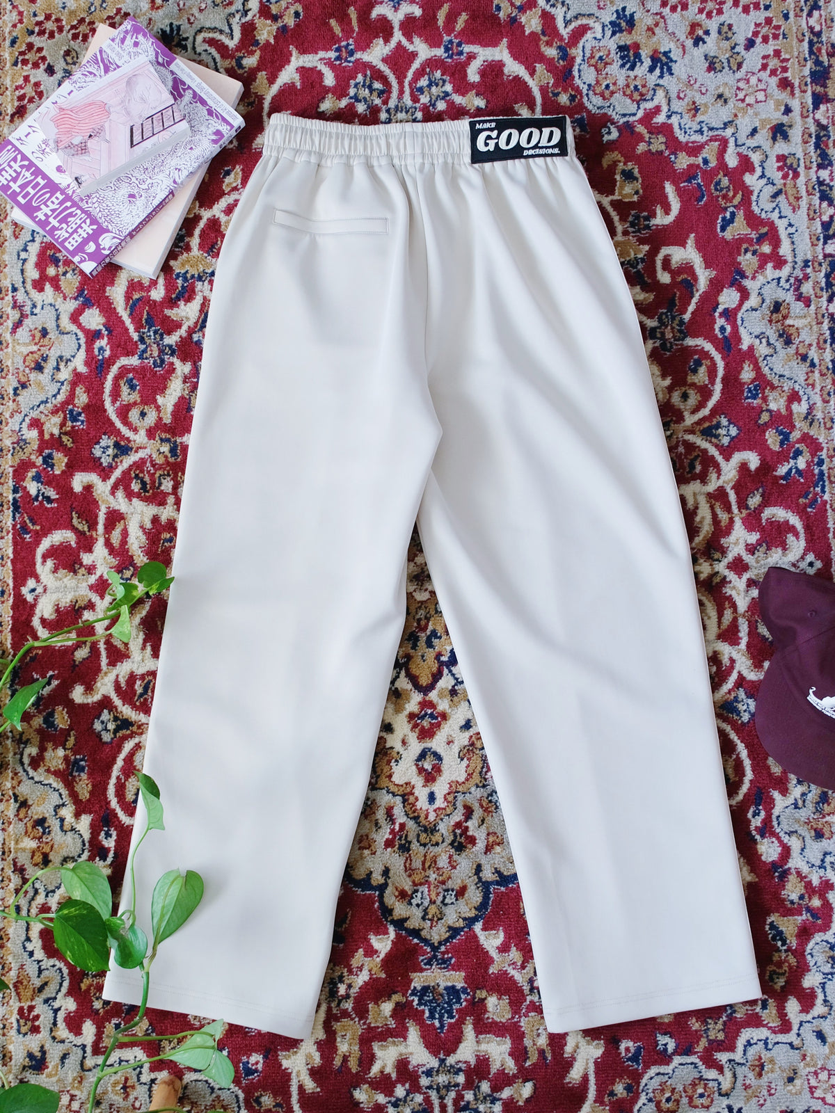 colour-beige-black-pnt-flatlay2