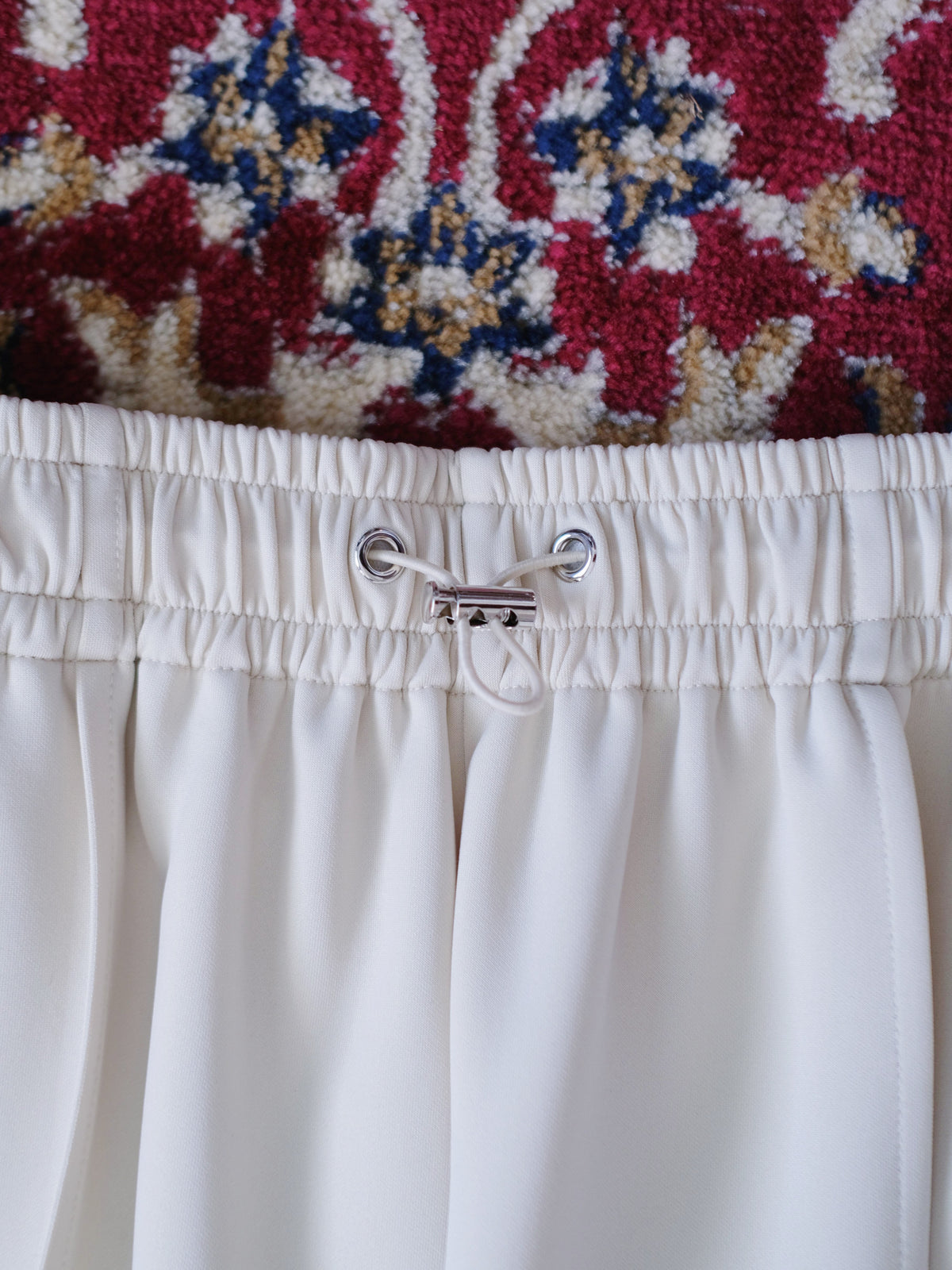 colour-beige-black-pnt-flatlay4